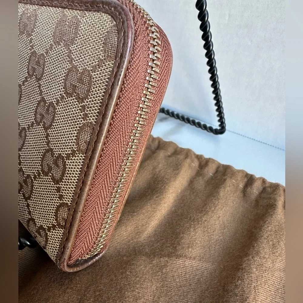 Authentic Gucci GG Supreme canvas zippy wallet w/COA - Picture 2 of 13